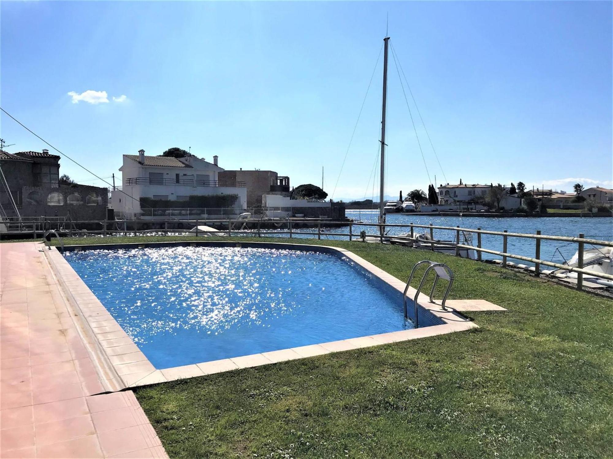 Apartamento En Roses Con Vistas Al Canal Y Piscina المظهر الخارجي الصورة