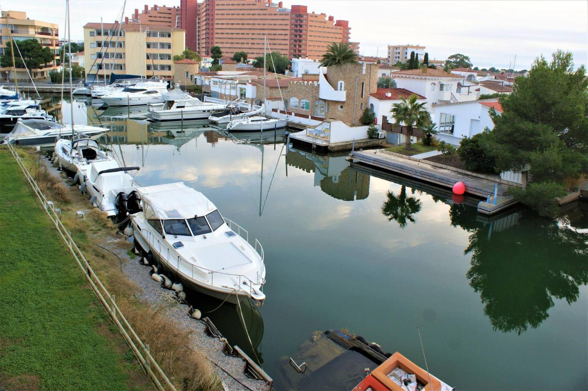 Apartamento En Roses Con Vistas Al Canal Y Piscina المظهر الخارجي الصورة