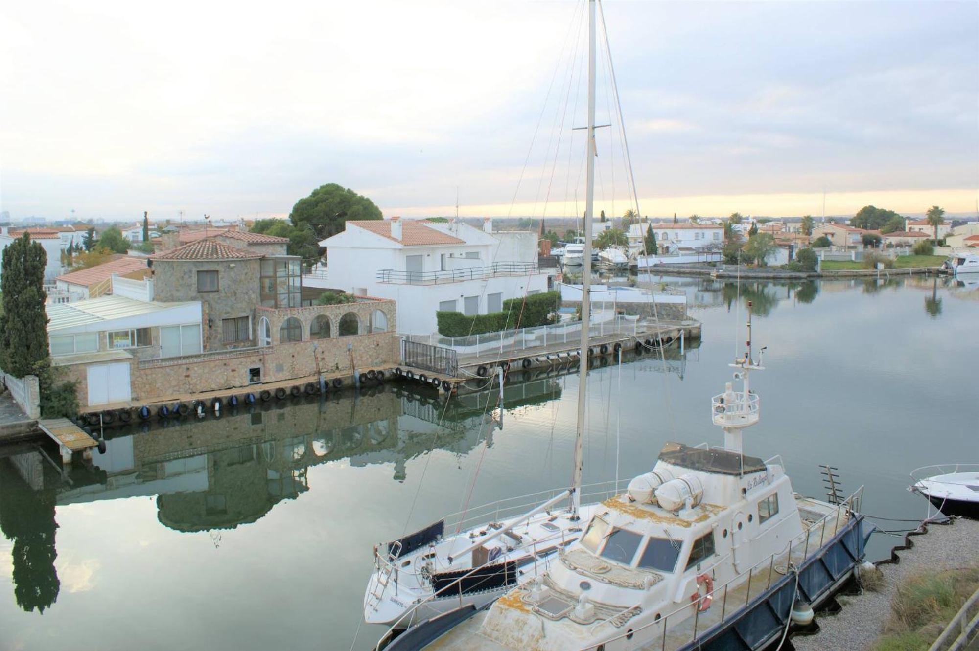 Apartamento En Roses Con Vistas Al Canal Y Piscina المظهر الخارجي الصورة