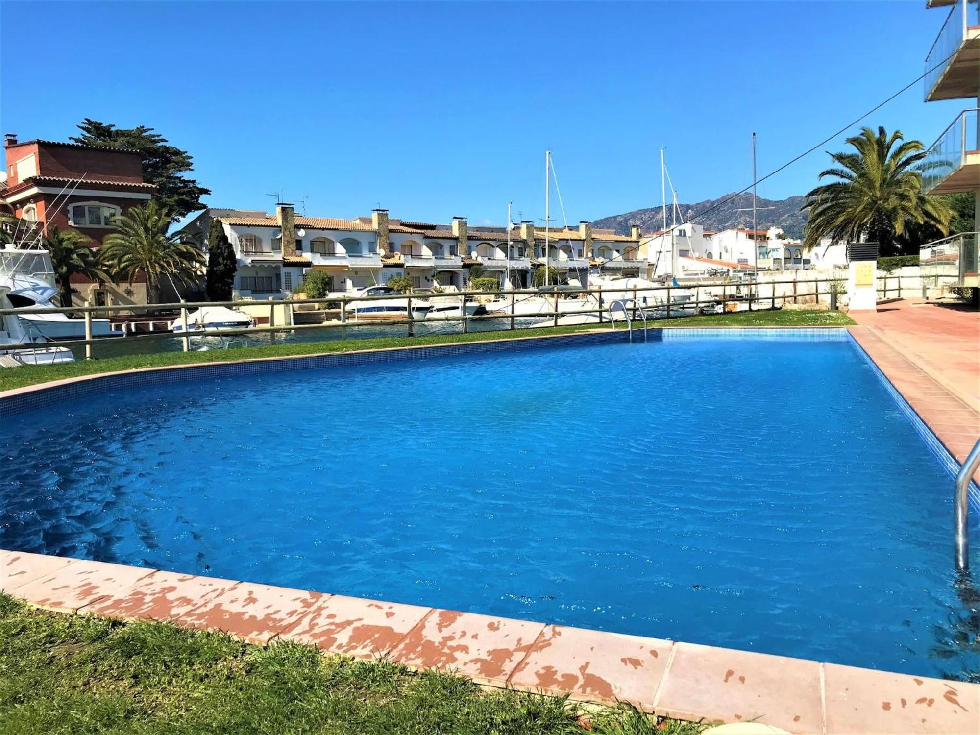 Apartamento En Roses Con Vistas Al Canal Y Piscina المظهر الخارجي الصورة