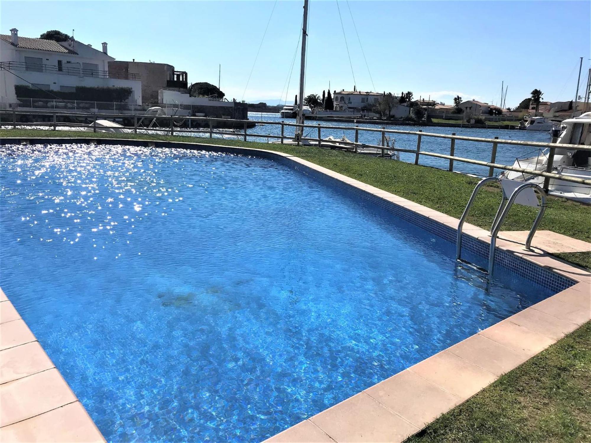 Apartamento En Roses Con Vistas Al Canal Y Piscina المظهر الخارجي الصورة