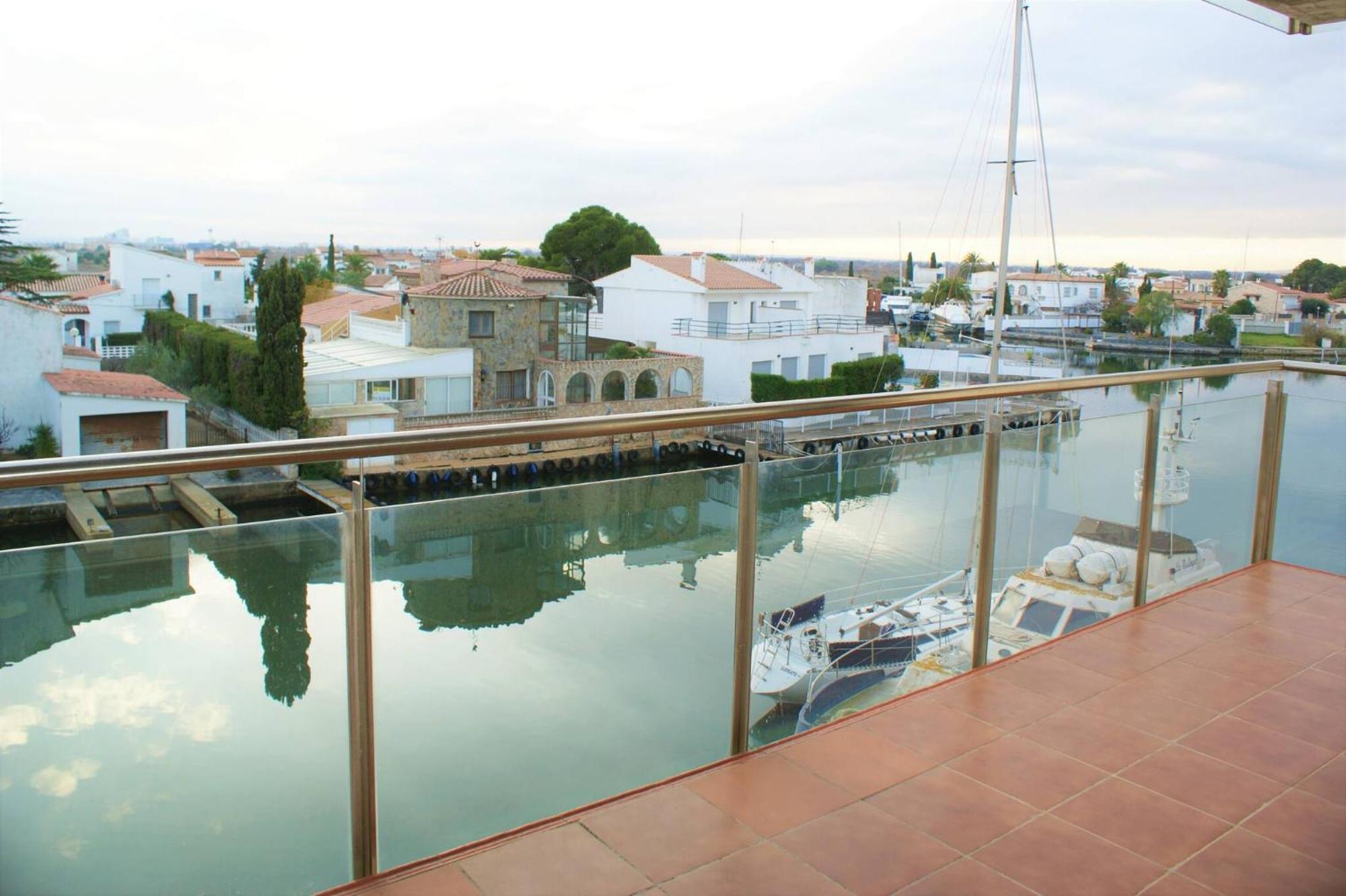 Apartamento En Roses Con Vistas Al Canal Y Piscina المظهر الخارجي الصورة